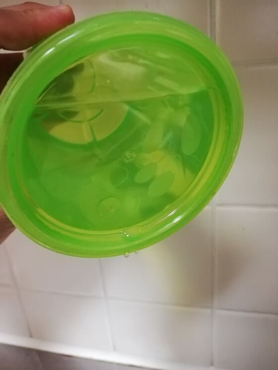 【100均】ダイソーのストローカップ　緑を横にして水が少し出ている画像