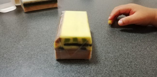 鈴廣のトミカかまぼこ バスの画像