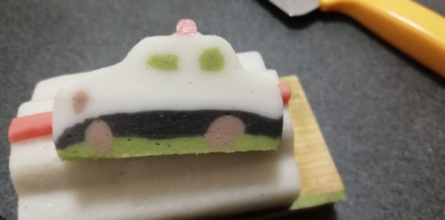 鈴廣のトミカかまぼこ パトカー断面図の画像