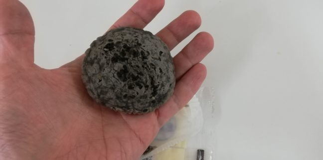ローソンの大麦むしぱんを手に持って大きさを伝えている画像