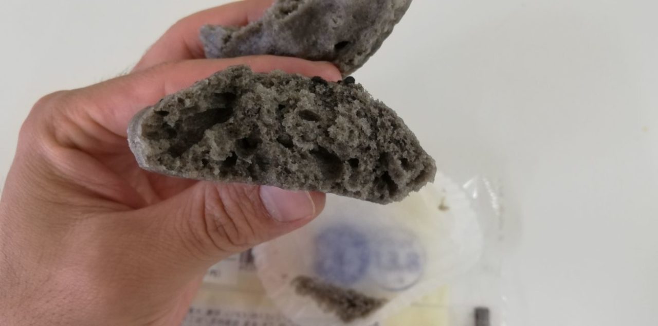 ローソンの大麦むしぱんを半分にわって中身を見せている画像