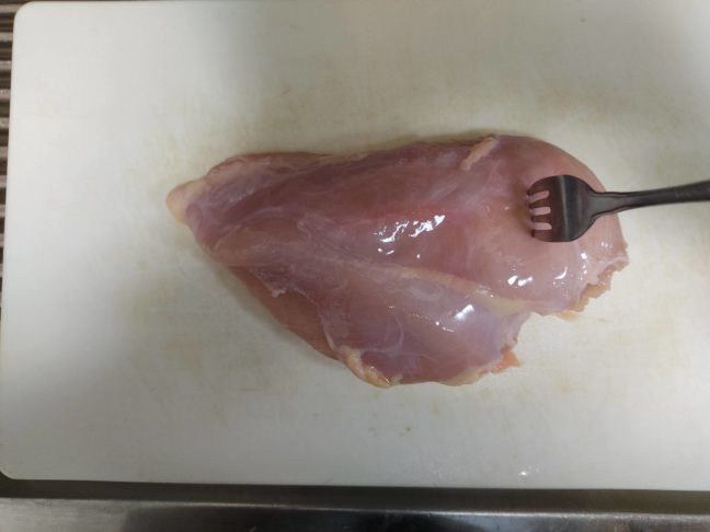 鶏むね肉にフォークで穴をあける画像